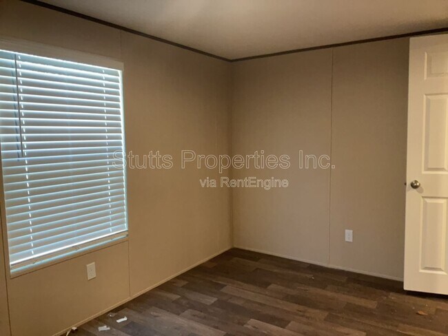 Building Photo - 2295 River Rd