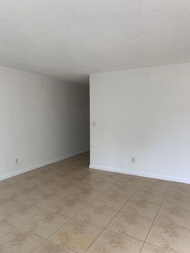 Building Photo - 2 Bedrooms in Hallandale Beach