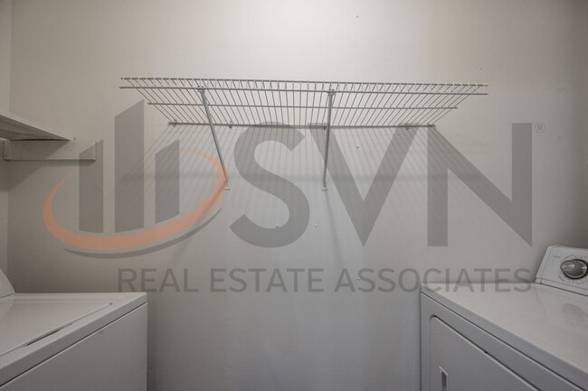 Building Photo - *ONE MONTH FREE* Cozy 1BR, 1BA End Unit Townhome In North Durham