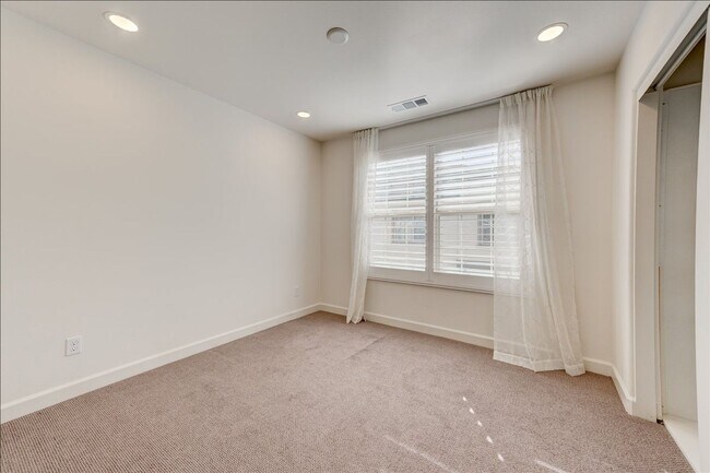 Building Photo - 946 Blackstone Dr