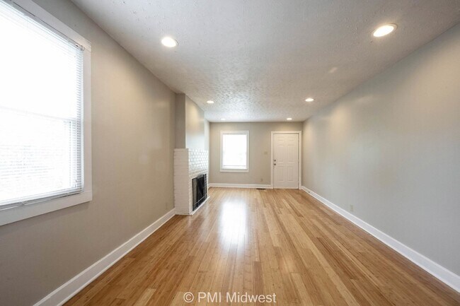 Building Photo - Charming 2-Bedroom Home with Hardwood Floo...