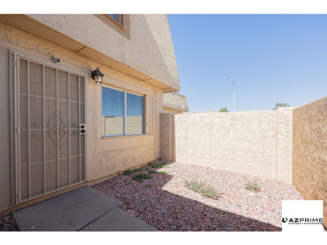 Building Photo - Discover Comfort and Convenience in this C...
