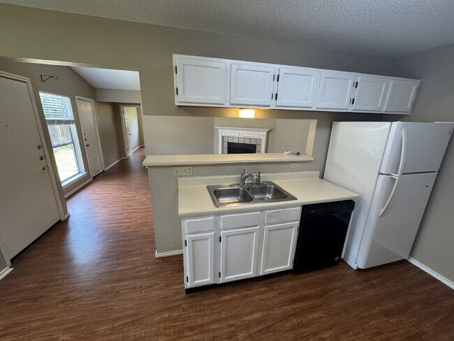 Building Photo - 2-Bed, 2-Bath, 1-Car Garage - Walking Dist...