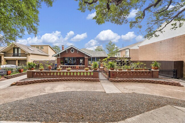 Building Photo - 820 Heights Blvd