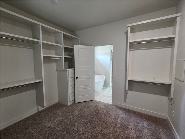 Building Photo - 2905 SW Satinwood Cove