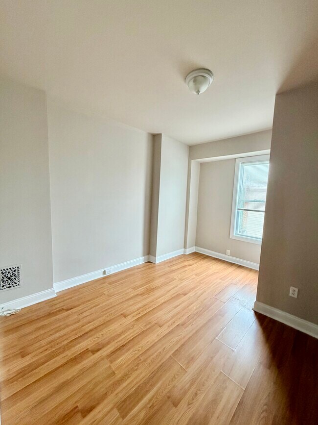 Building Photo - 5537 Harmer St