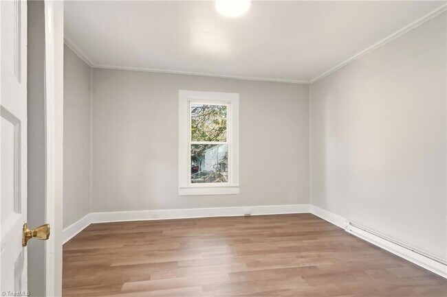 Building Photo - 2051 Bloomfield Dr