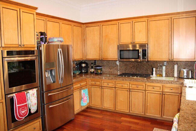 Building Photo - Gorgeous Single Story 3 Bedroom, 2 Bath wi...