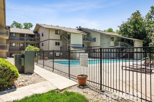 Building Photo - Newly Renovated 2BR Condo in Boulder