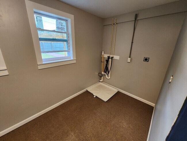 Building Photo - Lovely 3 Bedroom 1 Bath Home