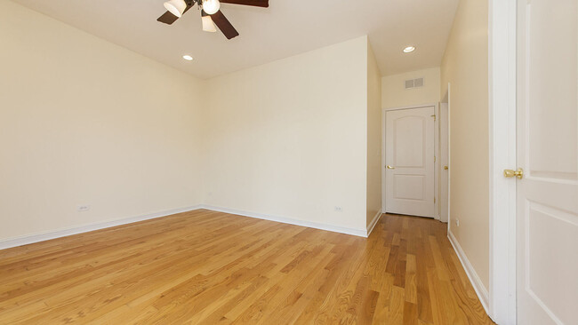 Building Photo - 1449 W Fullerton Ave