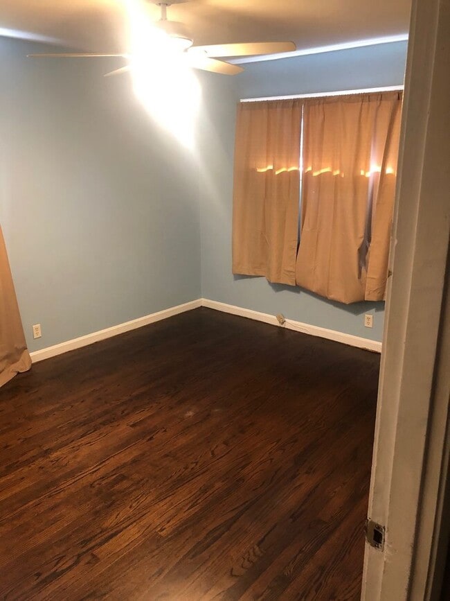 Building Photo - 4 Bed / 2.5 Bath