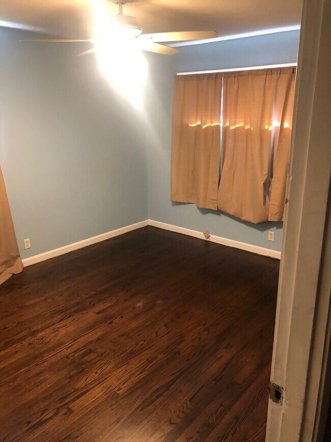 Building Photo - Nice 4 Bed 2.5 Bath House! Available July 2026!