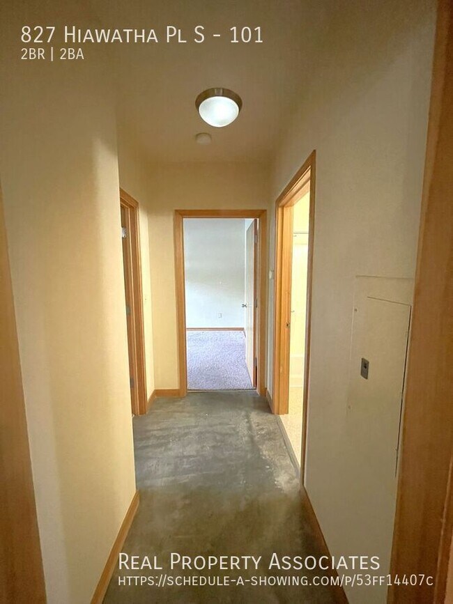 Building Photo - 827 Hiawatha Pl S