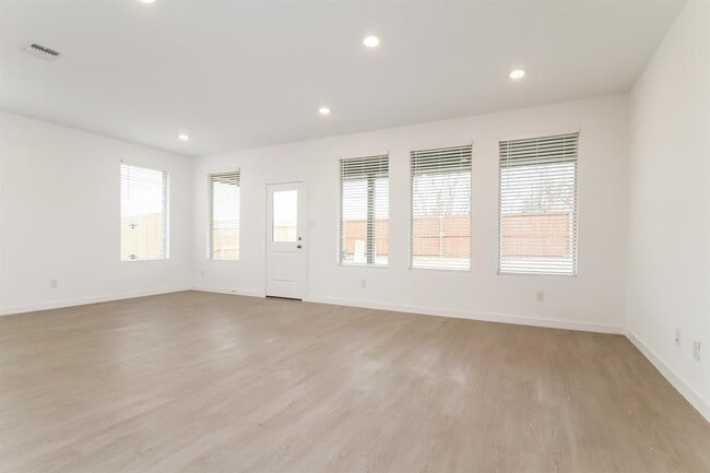 Building Photo - 1908 Ponderosa Pne Ln