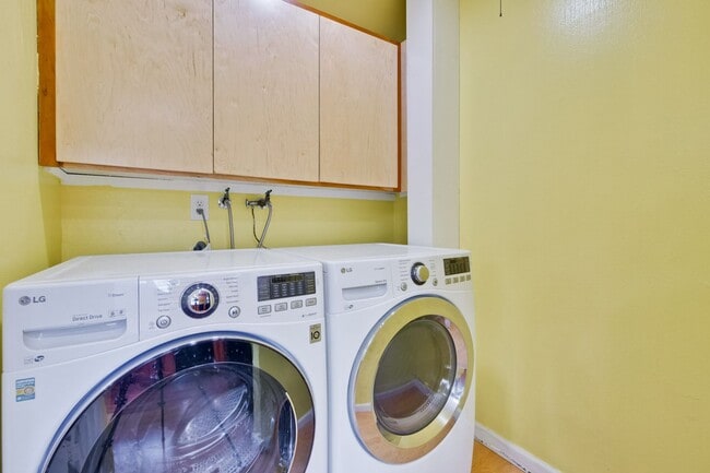 Building Photo - Beautiful 4 Bed 2.5 Bath Town Home in Fremont Northgate Area !