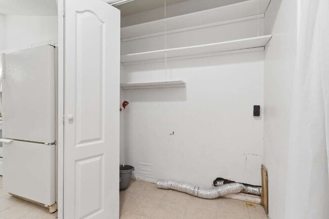 Building Photo - This 3/2 Beautiful Villa-Style Condo on Desirable Coverplace Community of Palm Harbor!