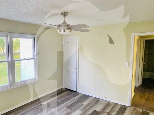 Building Photo - 208 E Ponca St