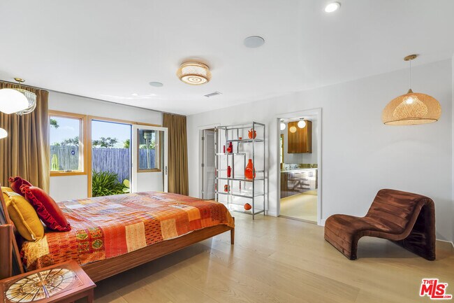 Building Photo - 375 S Surfview Dr