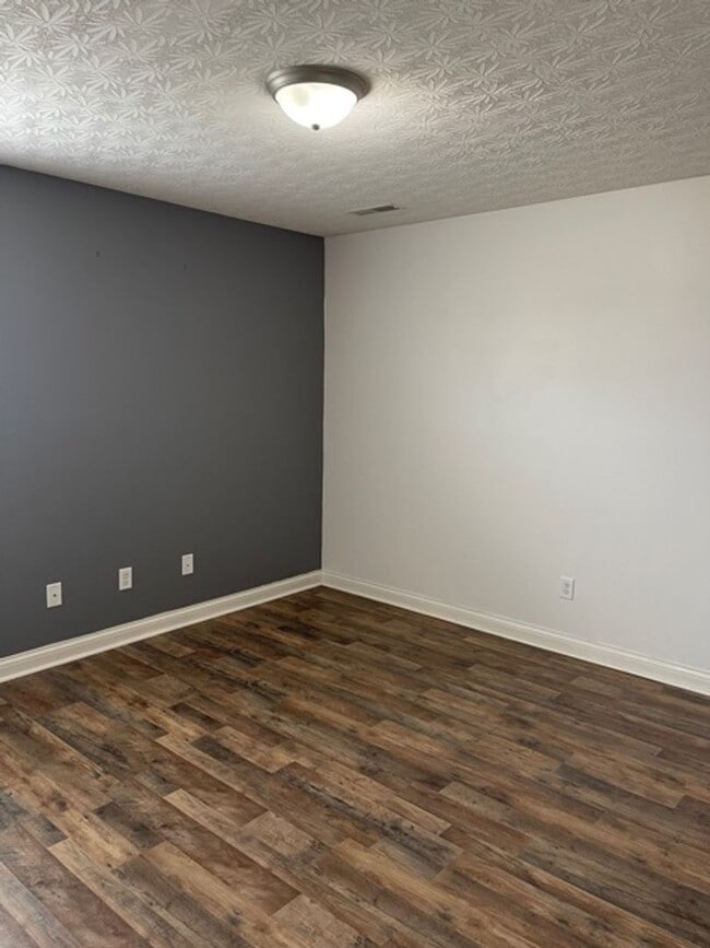 Building Photo - 3 Bed/2 Bath Home with 2 Car Garage
