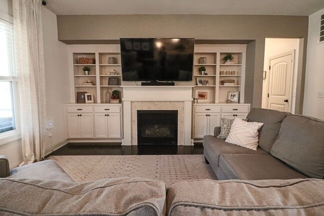 Building Photo - Spacious 4 Bedroom, Pet Friendly with Fenced In Backyard, Mimosa Bay Community Amenities