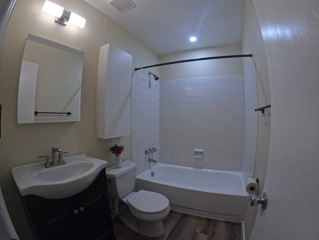 Bathroom - 5283 Wyandot St