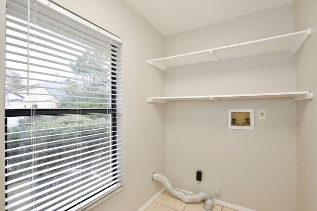 Building Photo - Spacious 4/3 Home with a Fenced Backyard and a 2 Car Garage in Hollowbrook - Winter Springs!