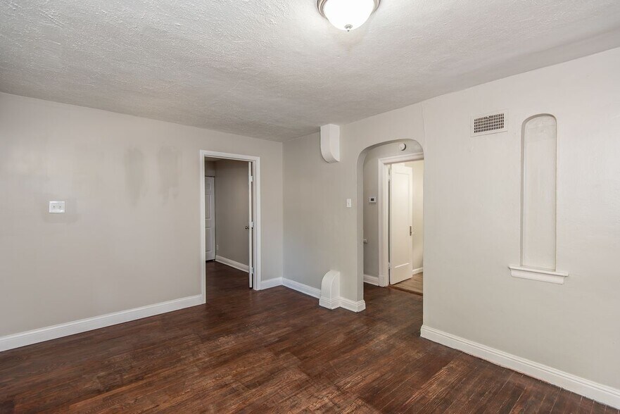 Building Photo - 320 Henquin Dr