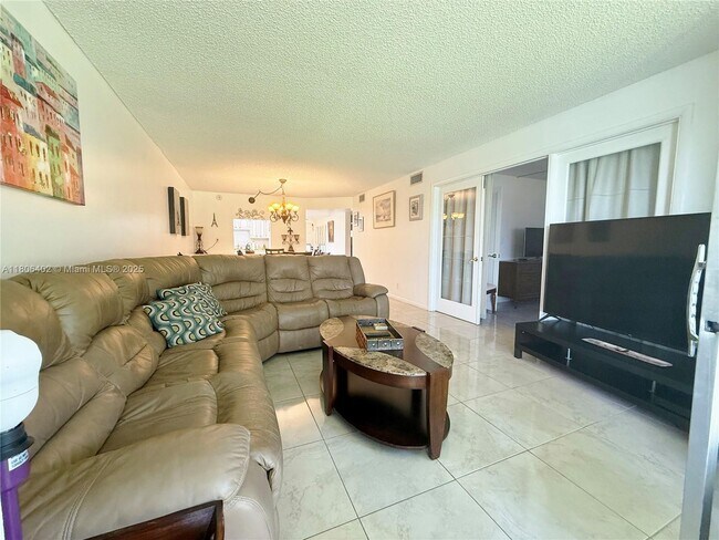 Building Photo - 9820 S Hollybrook Lake Dr