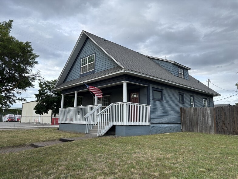 View of home from the street. - 2428 N Dakota St