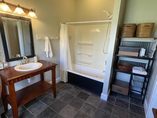 Building Photo - 67 Graham Rd