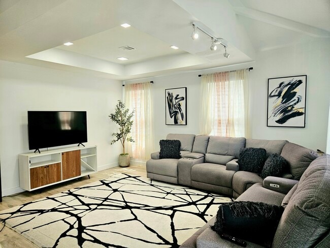 Building Photo - 84 Center Ave