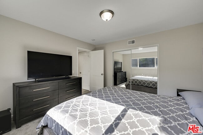 Building Photo - 19358 Alcona St