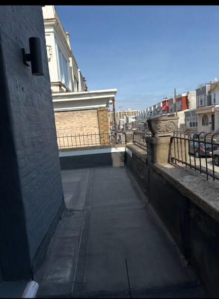 Building Photo - 1033 S 55th St