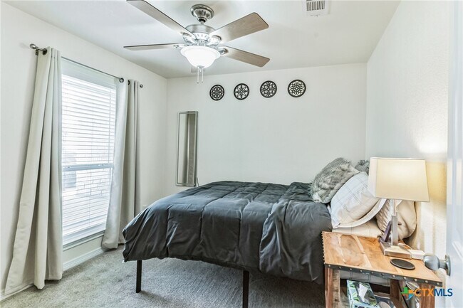 Building Photo - 1507 Hazelnut Dr