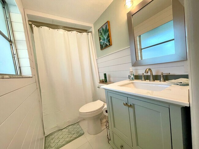 Building Photo - Beautiful Pool Home in East Venice