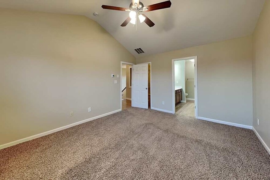 Building Photo - 935 Donington Cir SE