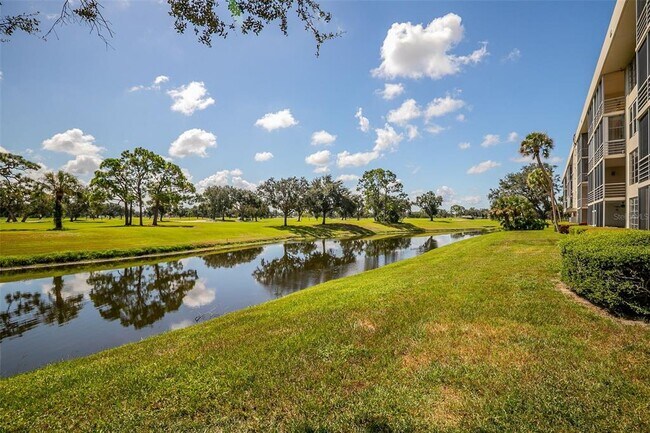 Building Photo - 7461 W Country Club Dr N