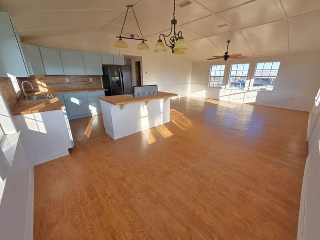 Building Photo - 405 Blue Water Blvd