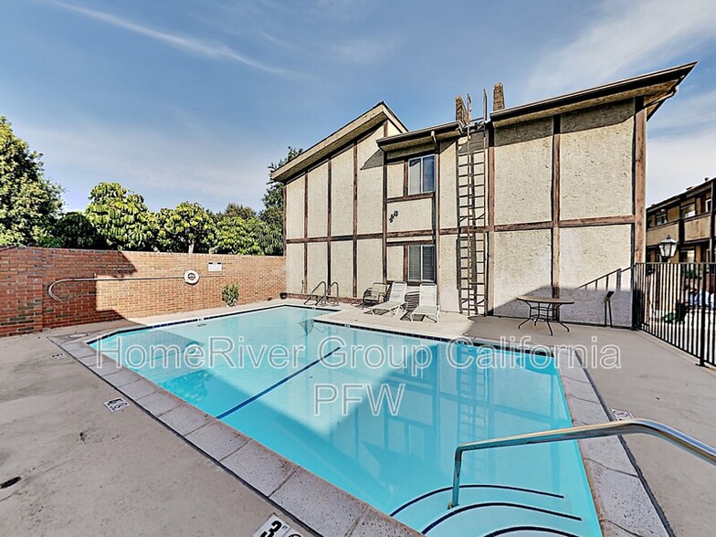 Building Photo - 5500 Lindley Ave