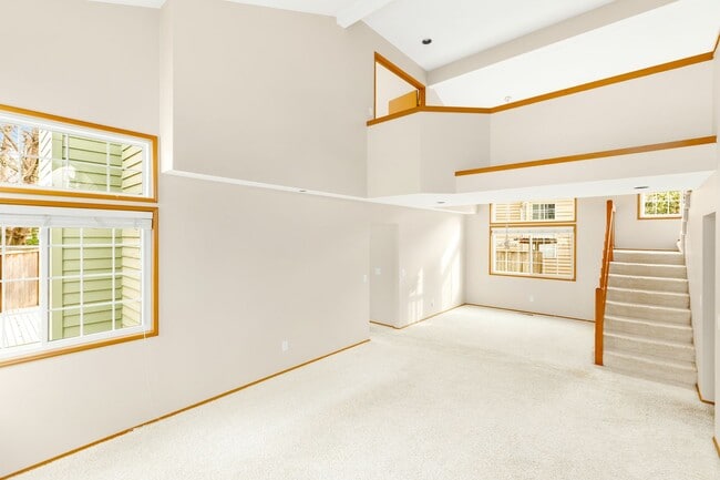 Building Photo - Beautiful and Bright 3 Bedroom Home in Klahanie