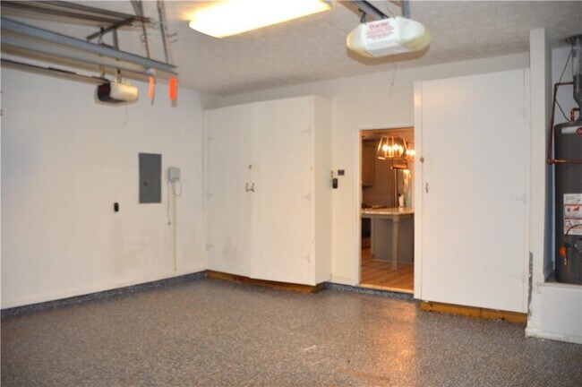 Building Photo - 2021 Crestview Way