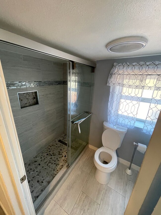 Building Photo - 2 bedrooms remodeled duplex with a spaciou...