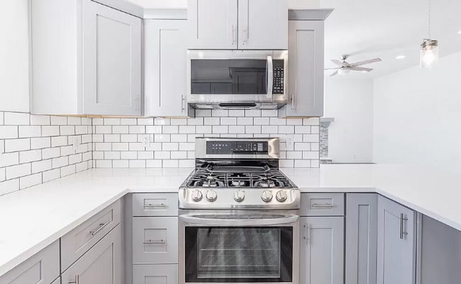 Building Photo - Perfect location 3 bed 2.5 bath Townhouse.