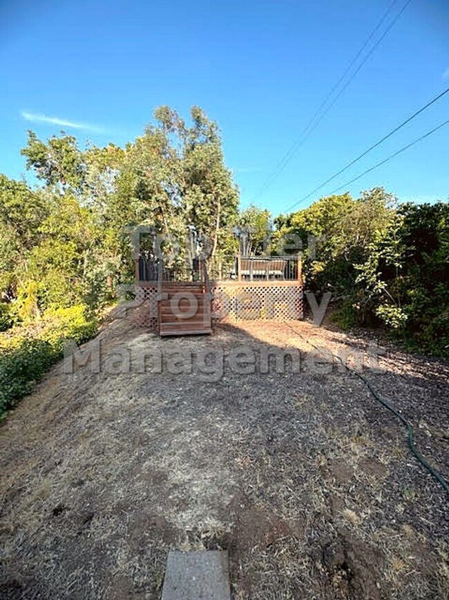 Building Photo - 3 Bed/ 2 Bath Spacious Family Home with Su...