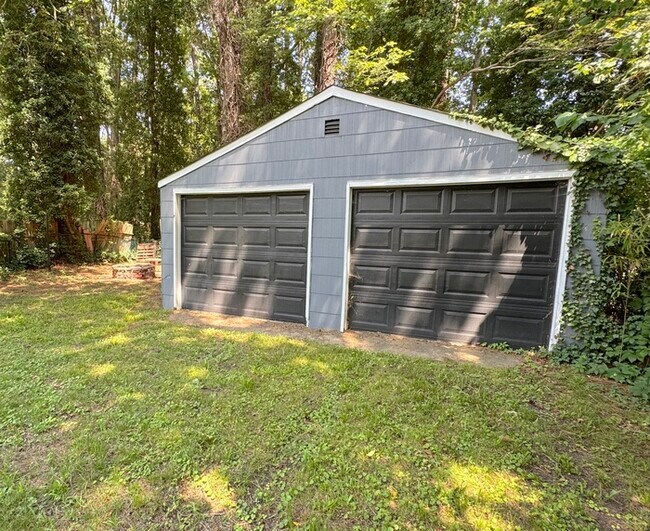 Building Photo - Charming Two-Bedroom Single Family Home with Detached Garage