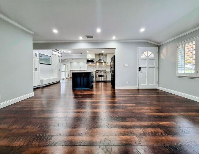 Building Photo - Beatifully Remodeled 3bd Single Story Hous...