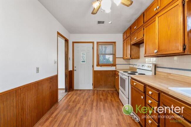 Building Photo - FIRST MONTH FREE! Cute 3 bedroom house near shopping, restaurants, and easy highway access!