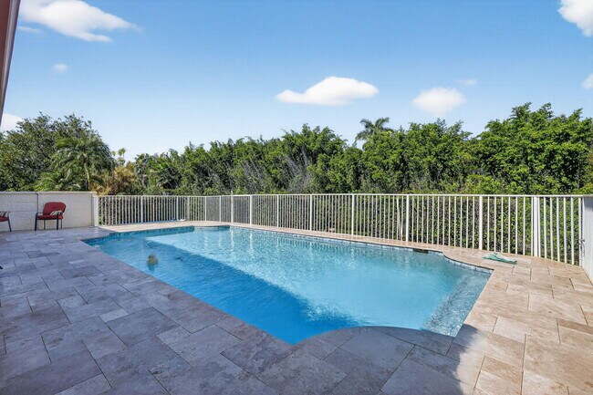 Building Photo - 1520 S Club Dr