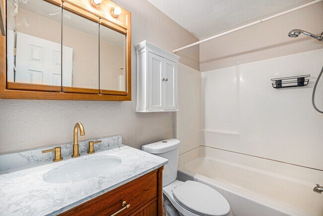 Building Photo - Quiet Ground-Floor Condo in Beautiful Arva...